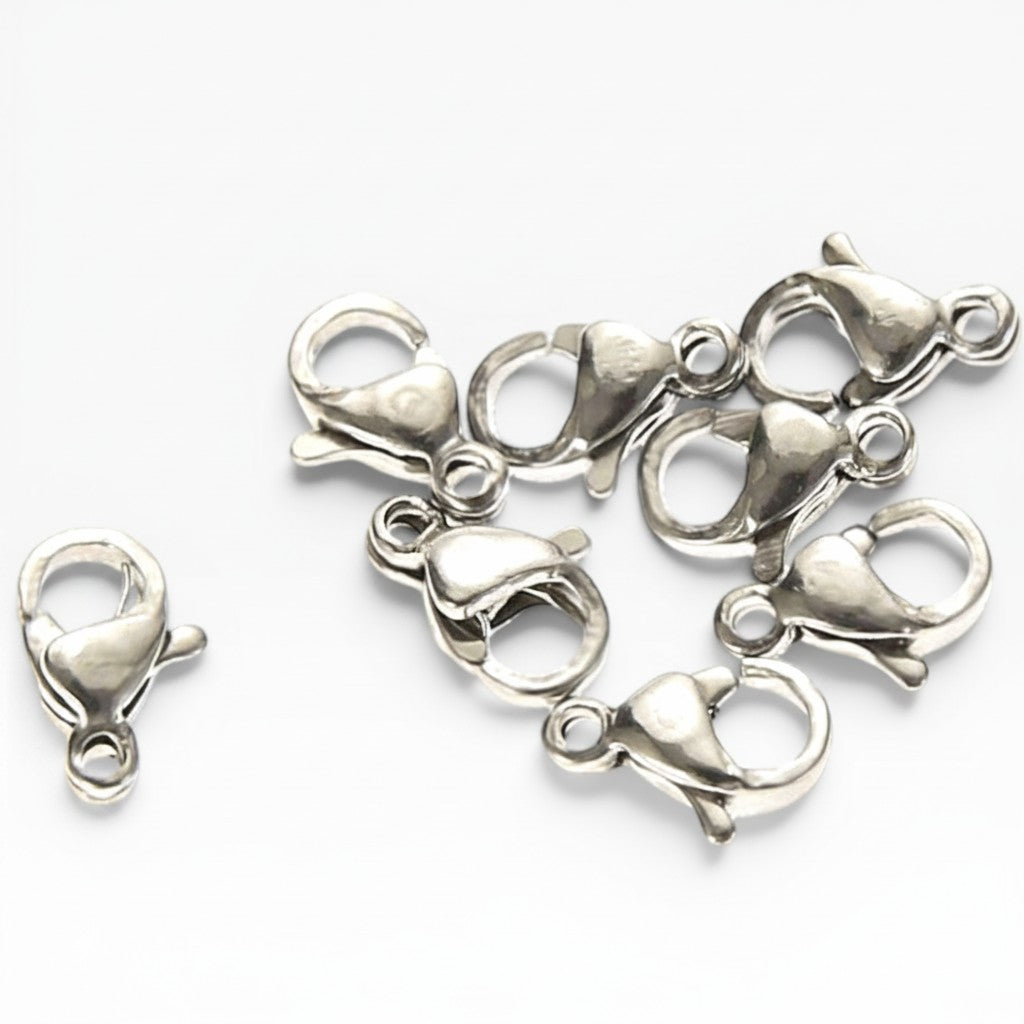 Chiusure a moschettone in metallo color argento per bigiotteria Merceria & Tendenze su sfondo bianco