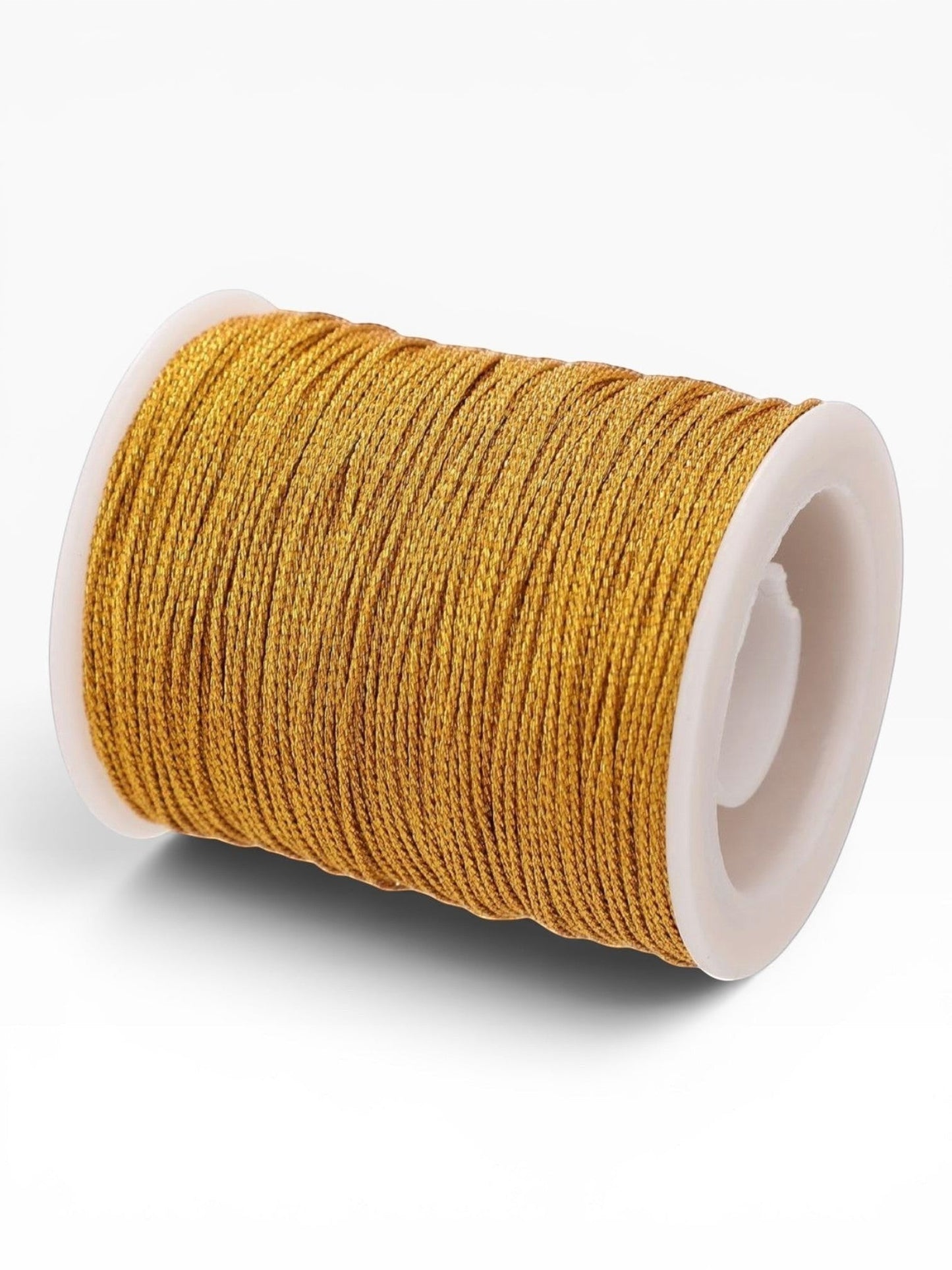 Rocchetto di filato gioiello Scintilla Fine color oro di Merceria & Tendenze, ideale per bijoux e micro-macramè.