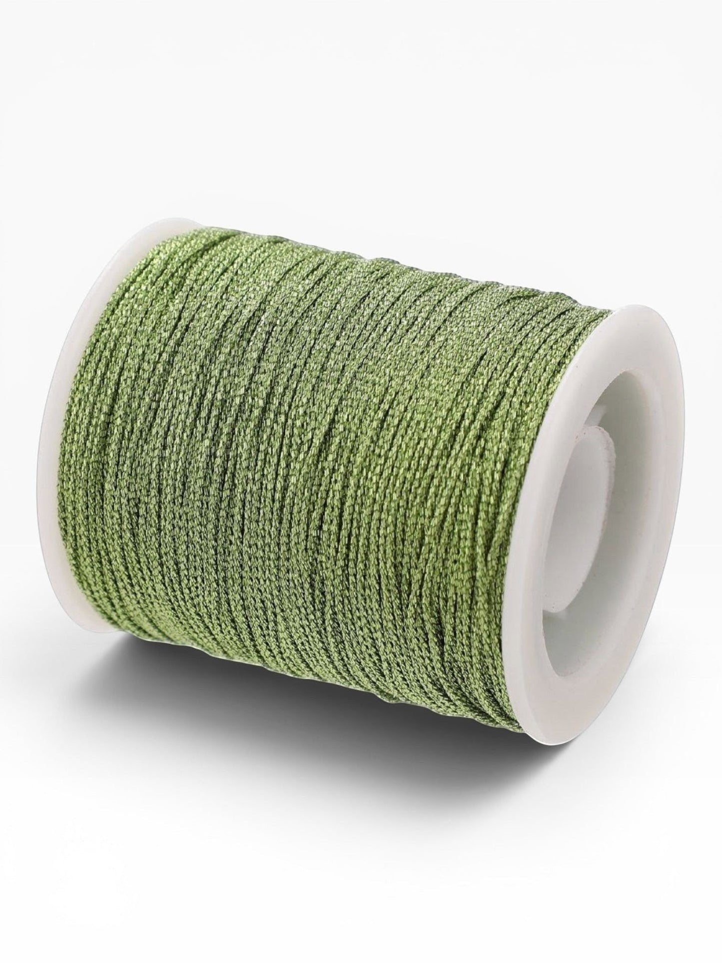 Rocchetto di filato gioiello Scintilla Fine verde oliva 0,7mm di Merceria & Tendenze per bijoux e micro-macramè