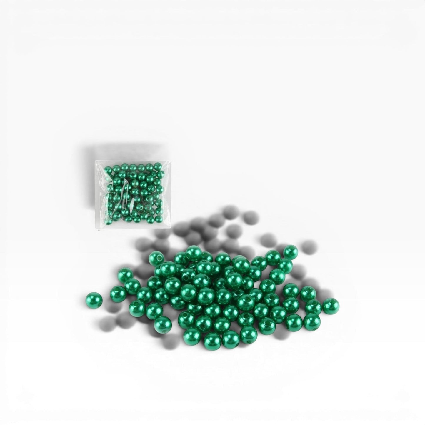Perline sintetiche verdi da 8 mm di Merceria & Tendenze, ideali per creare bracciali, collane e accessori handmade.